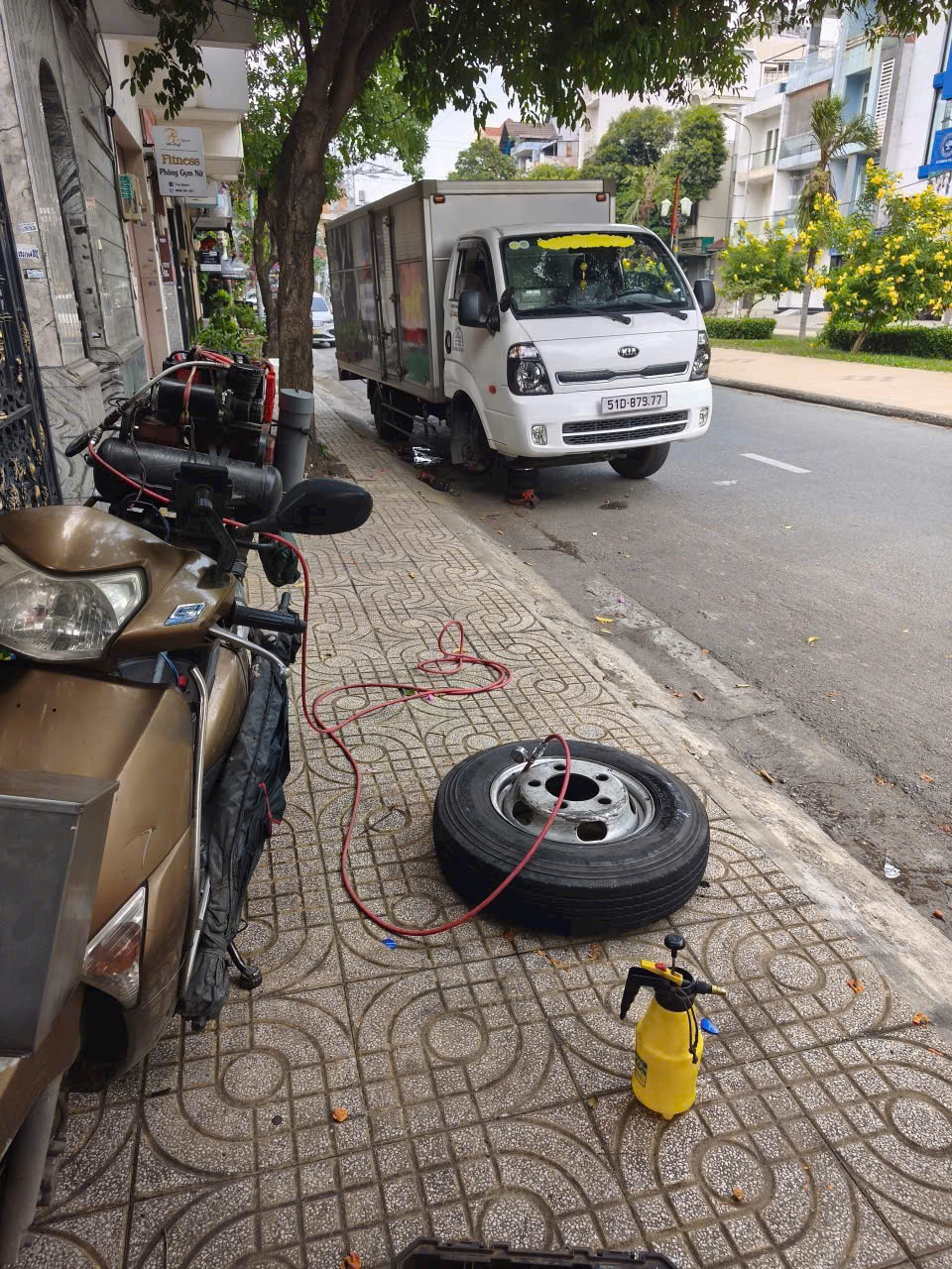 Cứu Hộ Lốp, Vá Vỏ Xe Tải Quận 12 Nhanh Chóng (Trực 24/7)