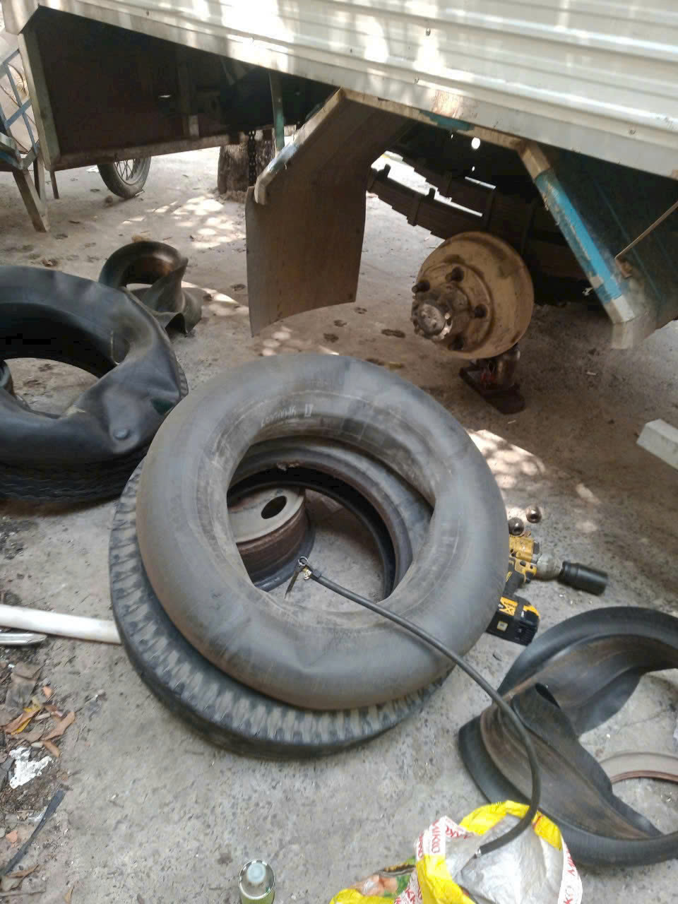 Vá Vỏ Xe Tải Quận 1 Lưu Động - Gọi Là Có Mặt 24/7