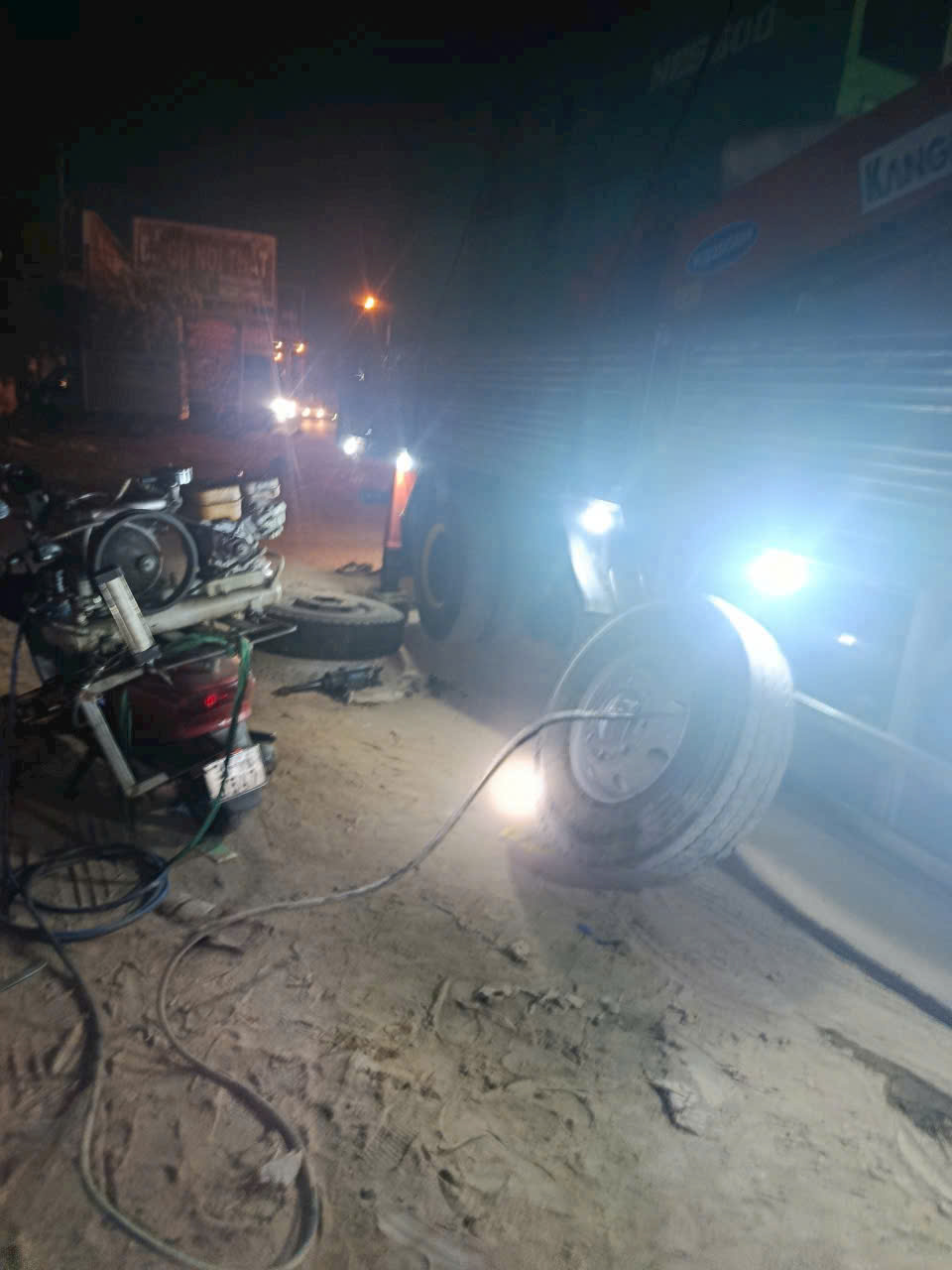 Vá Xe Tải Ngã 4 Bình Thái 24/7 - Có Mặt Ngay Sau 15 Phút